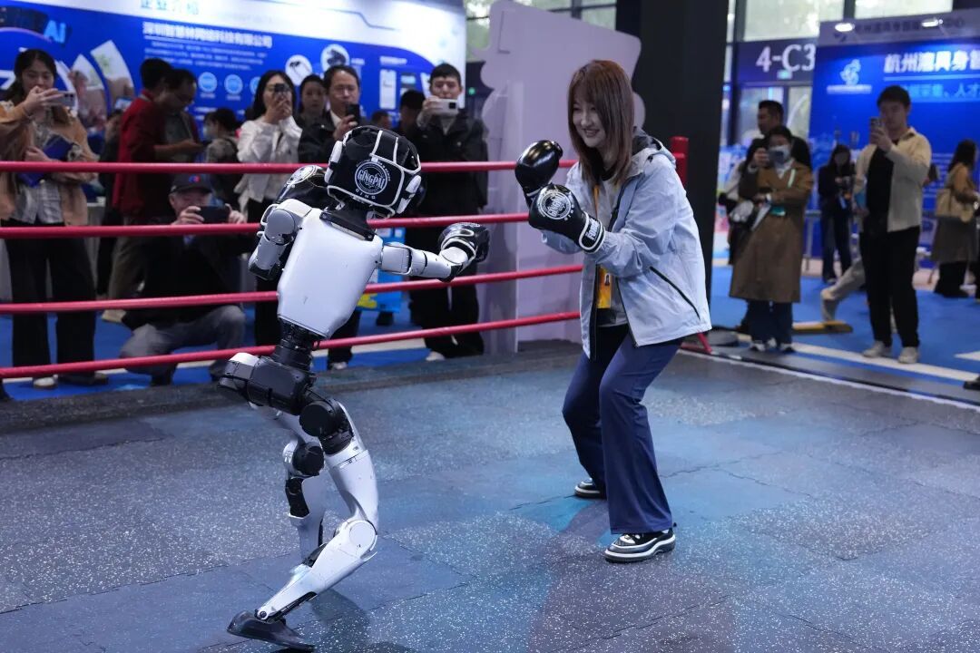 会交流、能干活的机器人是怎样“练”成的？