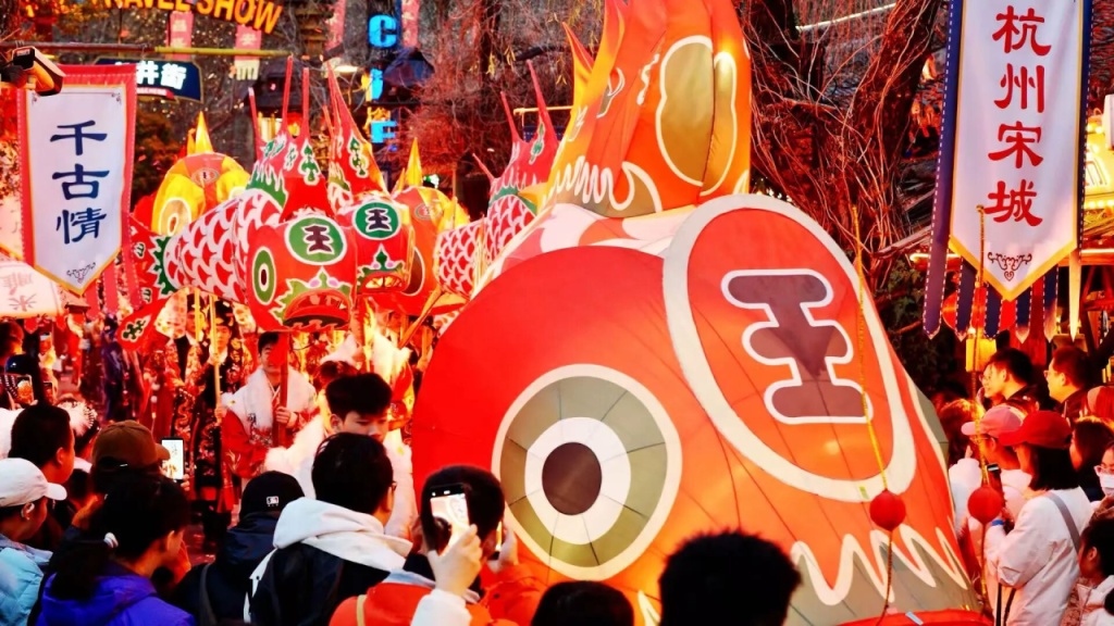 “大年初一，本来想错峰，没想到那么多人”！多地客流猛增，不少人在价格低谷捡漏