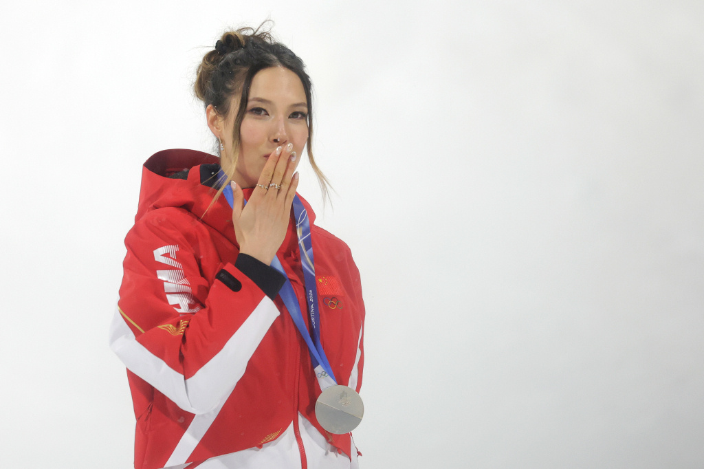 谷爱凌再添一银，创造历史背后，她的“敢于上场”更珍贵