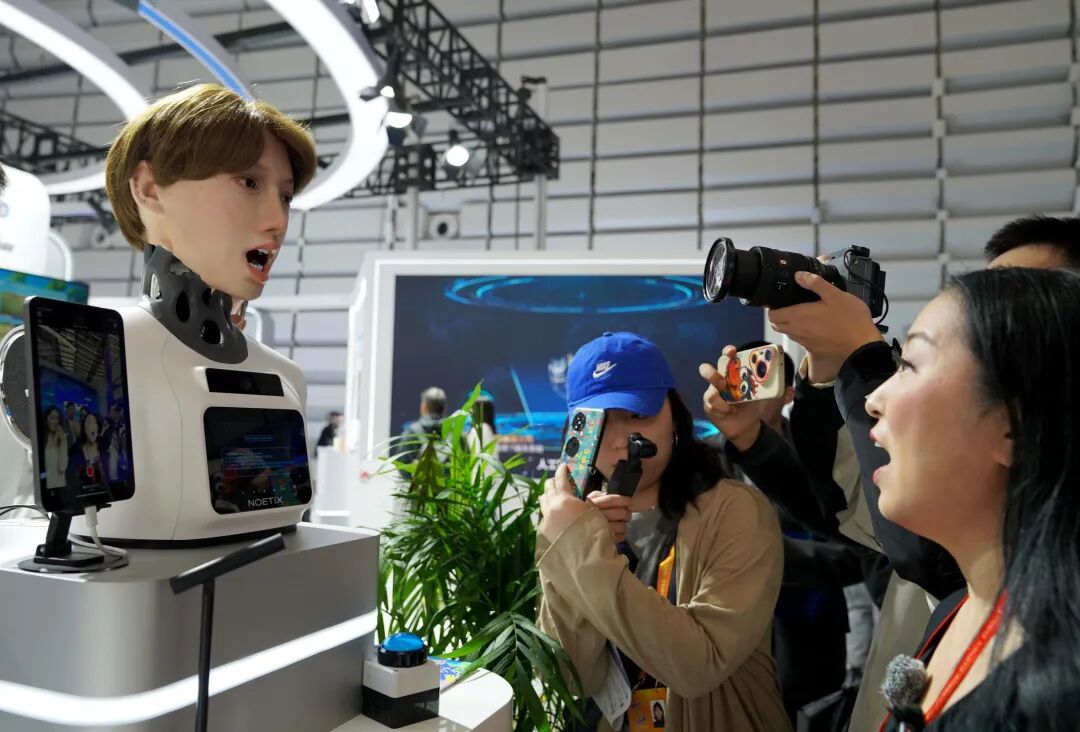 会交流、能干活的机器人是怎样“练”成的？