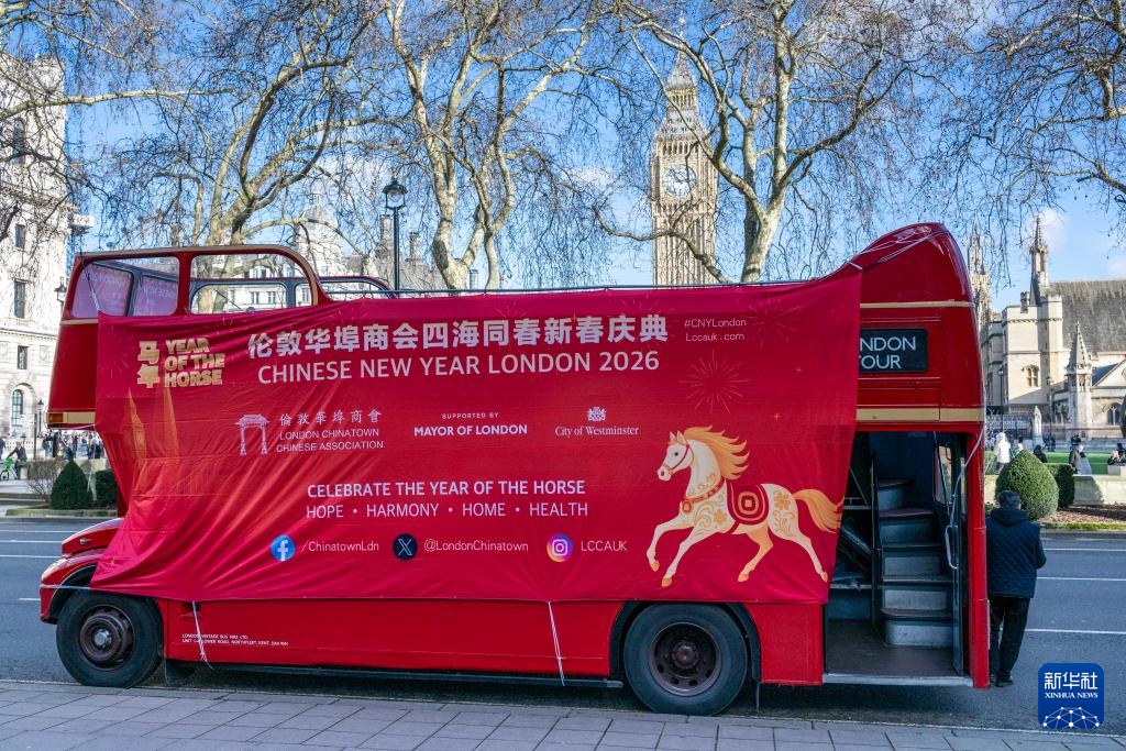 马年新春主题双层巴士亮相伦敦街头 马年新春主题双层巴士亮相伦敦街头