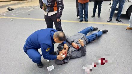 暖心！消防员归队途中顺手救人