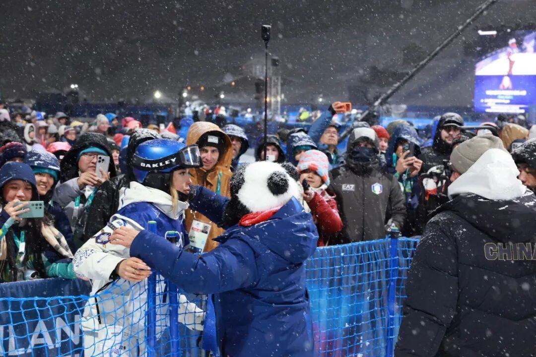 谷爱凌，银牌+1！身披国旗庆祝，赛后给大家拜年：开年就拿到奖牌，很自豪很开心