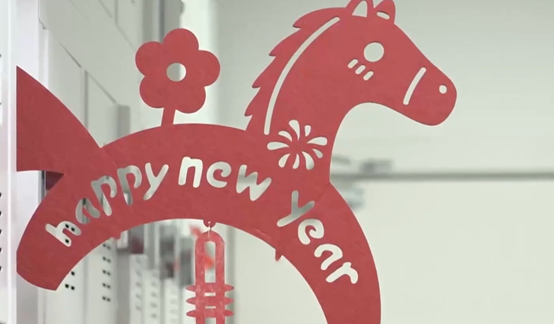 马年首声啼哭！这一家子组成了个“骉”字！