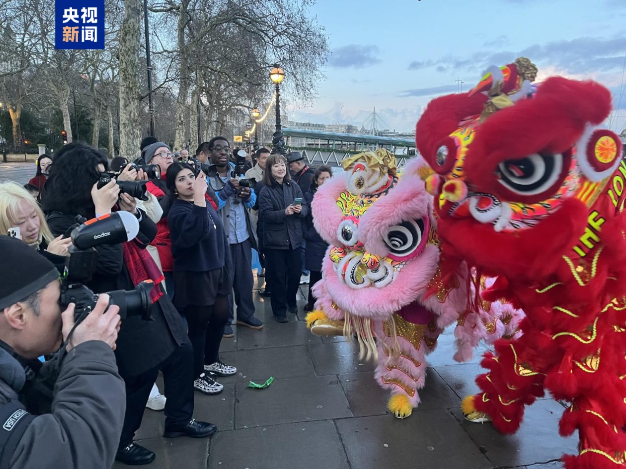 点亮中国红!英国地标伦敦眼披上中国春节装扮 点亮中国红!英国地标伦敦眼披上中国春节装扮