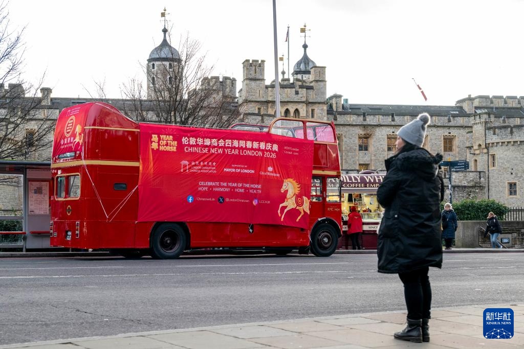 马年新春主题双层巴士亮相伦敦街头 马年新春主题双层巴士亮相伦敦街头