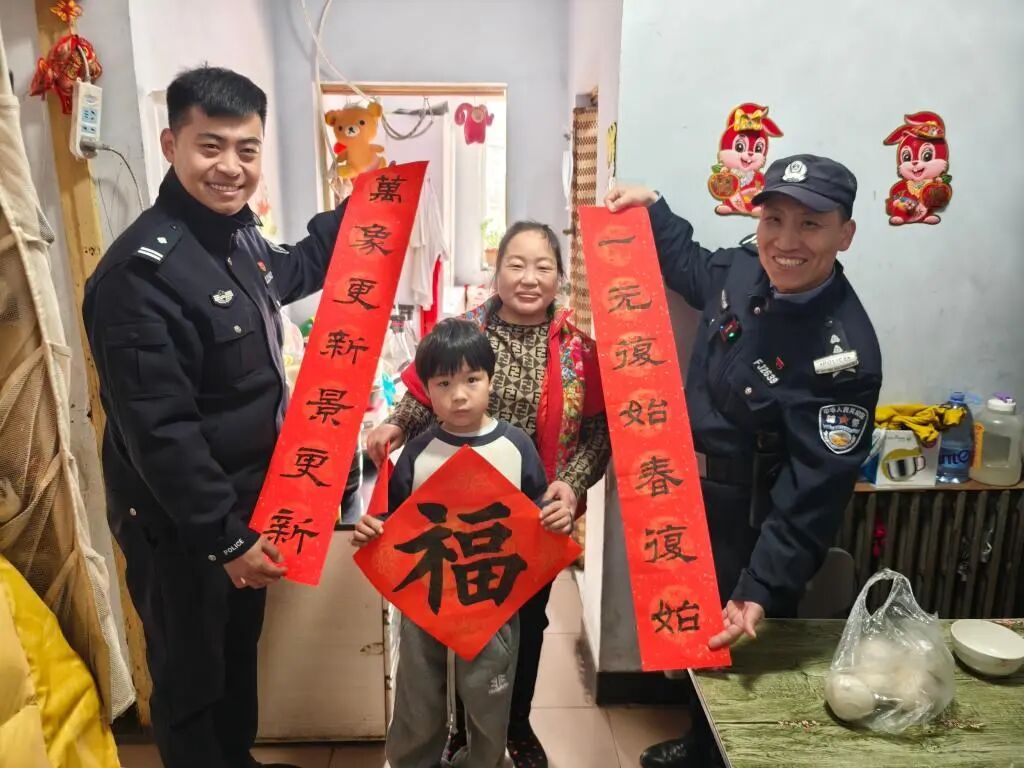 像这样标有详细备注的电话号码,他保存了6100多个 像这样标有详细备注的电话号码,他保存了6100多个