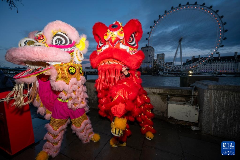 英国“伦敦眼”点亮“中国红”