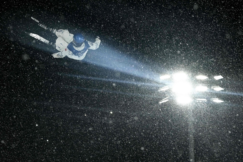 谷爱凌再添一银，创造历史背后，她的“敢于上场”更珍贵