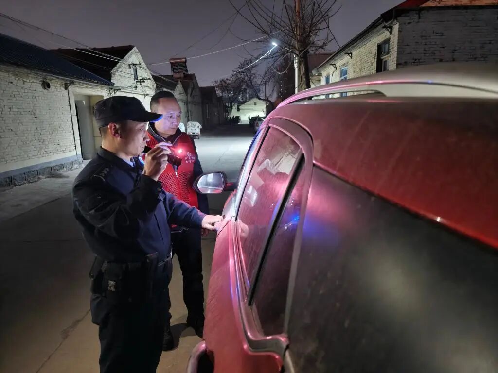 像这样标有详细备注的电话号码,他保存了6100多个 像这样标有详细备注的电话号码,他保存了6100多个