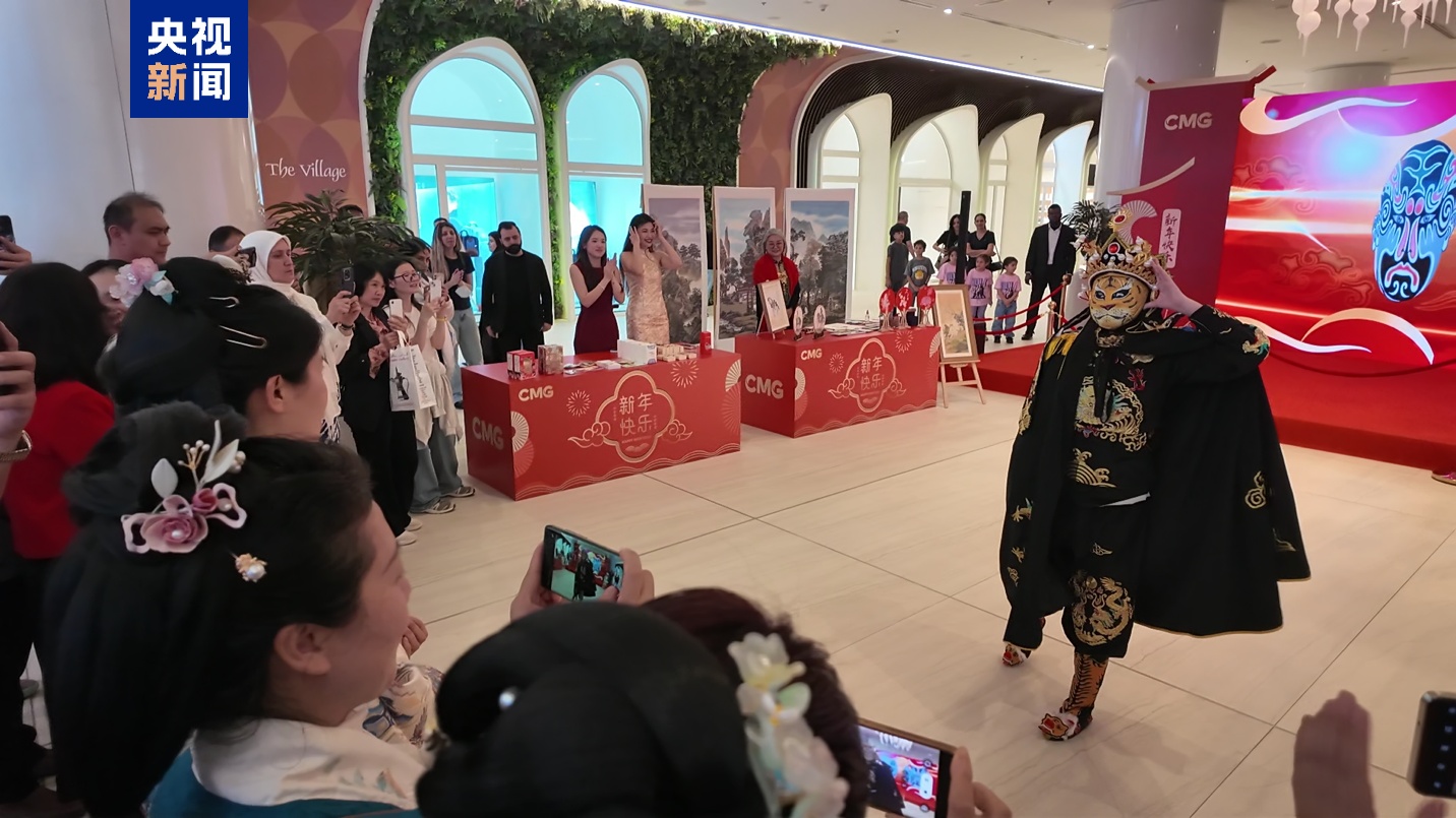 马年春晚闪耀全球最大商场 迪拜沉浸式品味中国“文化年夜饭”