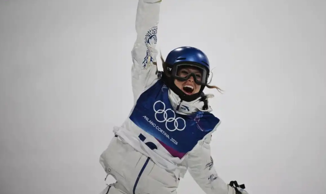 风雪中,谷爱凌站上领奖台 风雪中,谷爱凌站上领奖台