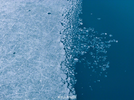 可以当壁纸！新疆白沙湖冰面融化景观