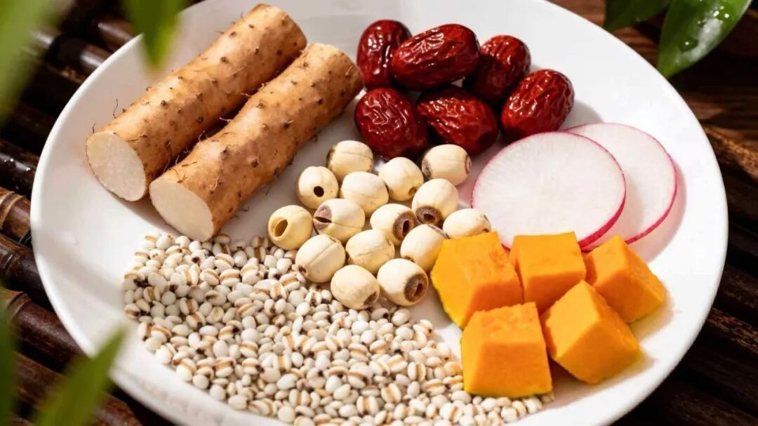 雨水|雨润东风生暖意，养脾祛湿护安康。春季养生攻略速收藏→