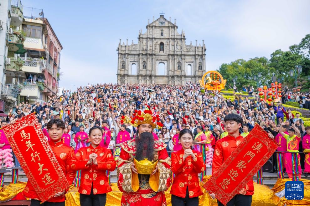 澳门：龙腾舞跃贺新春