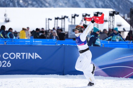 徐梦桃举国旗飞奔