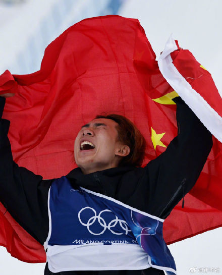 现场来了！苏翊鸣身披国旗庆祝太帅了