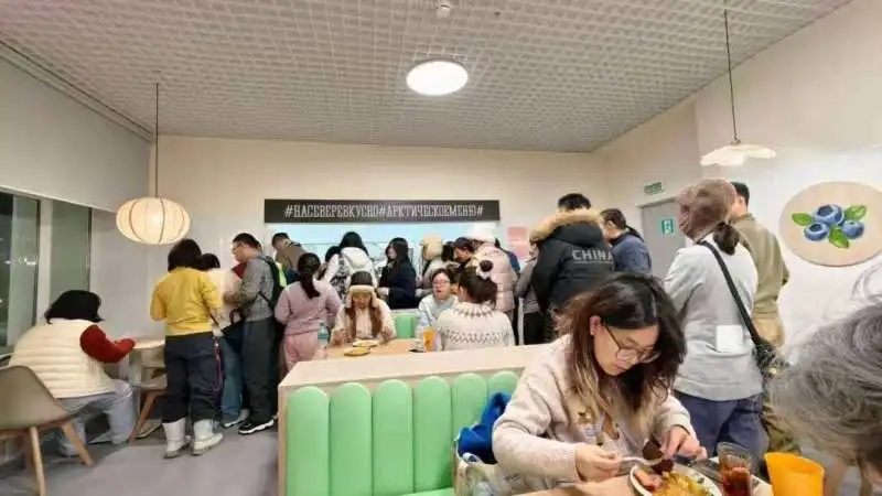 多位中国游客因道路积雪被困俄罗斯“极光村” 超40小时,有人被安置在学校 多位中国游客因道路积雪被困俄罗斯“极光村” 超40小时,有人被安置在学校