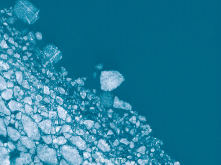 可以当壁纸！新疆白沙湖冰面融化景观
