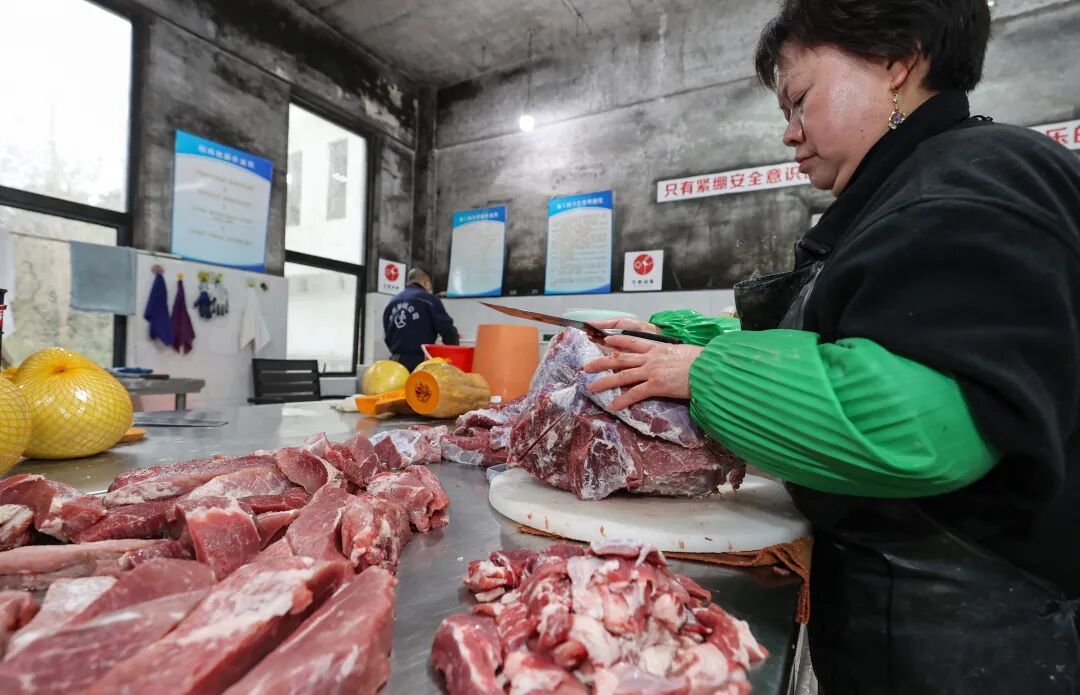 “新年餐”“大红包”安排上了！黔灵山公园动物欢乐闹新春