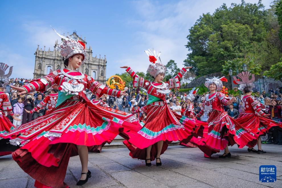 澳门：龙腾舞跃贺新春