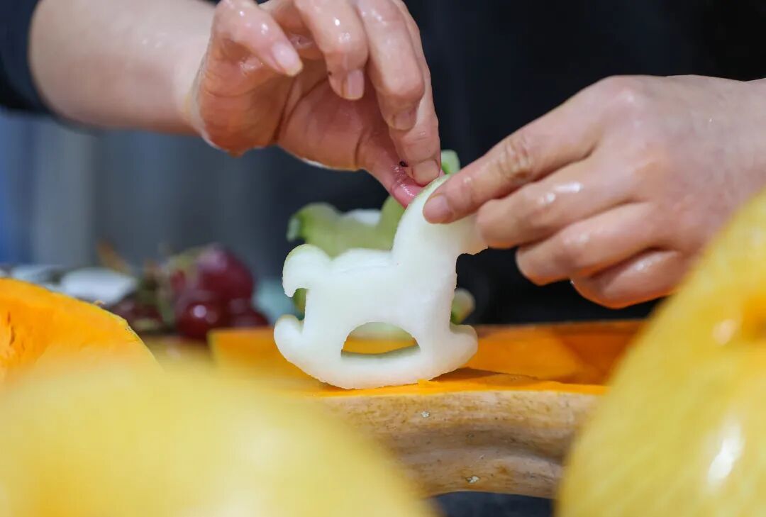 “新年餐”“大红包”安排上了！黔灵山公园动物欢乐闹新春