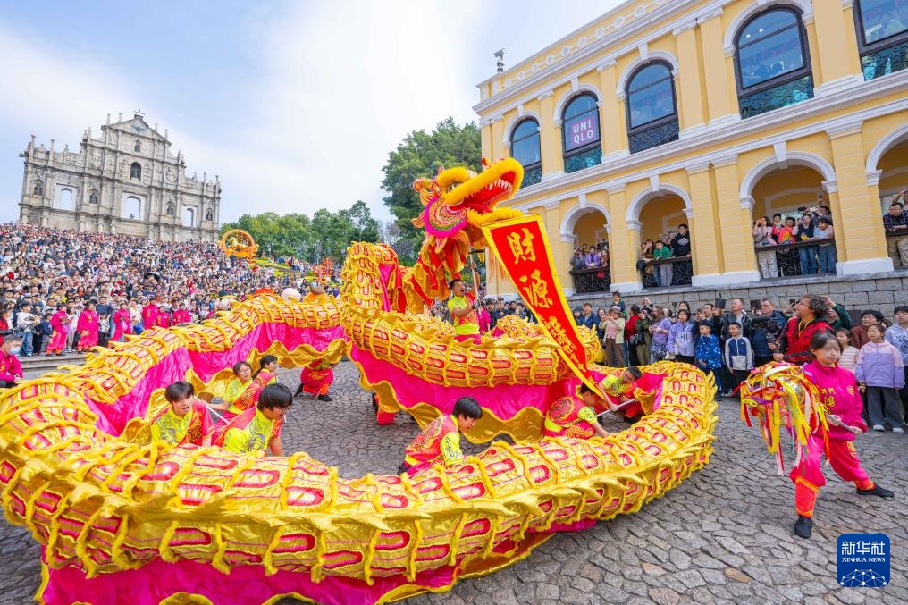 澳门：龙腾舞跃贺新春
