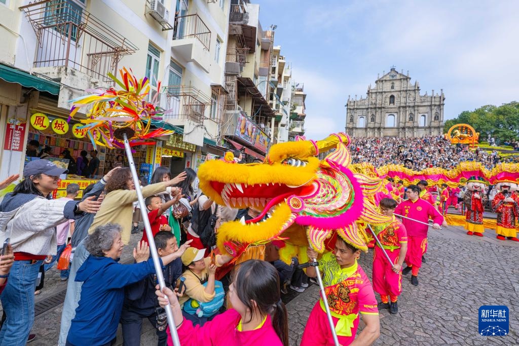 澳门：龙腾舞跃贺新春
