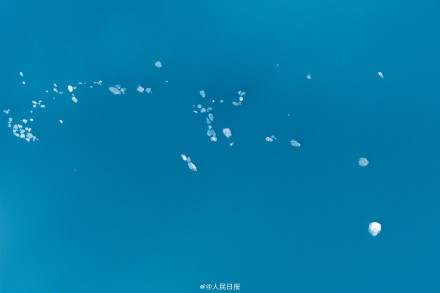 可以当壁纸！新疆白沙湖冰面融化景观