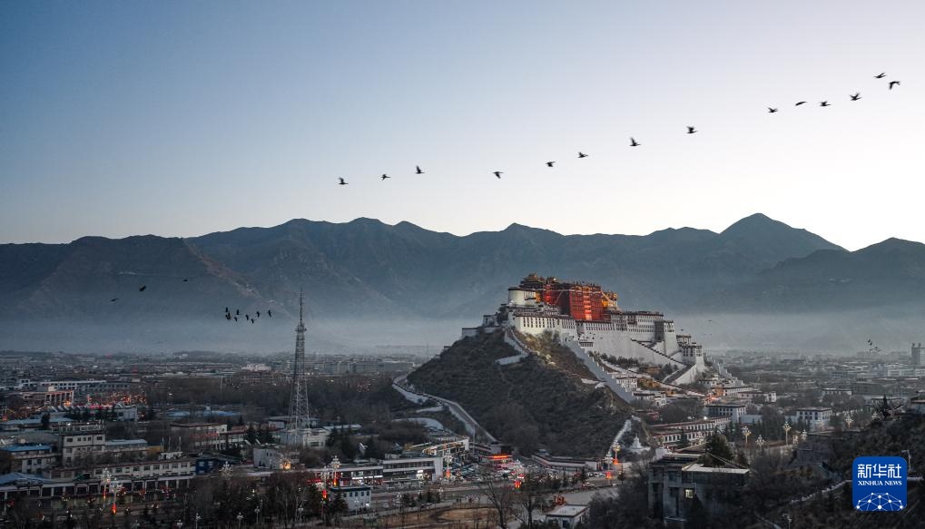 拉萨：新年晨光中的布达拉宫