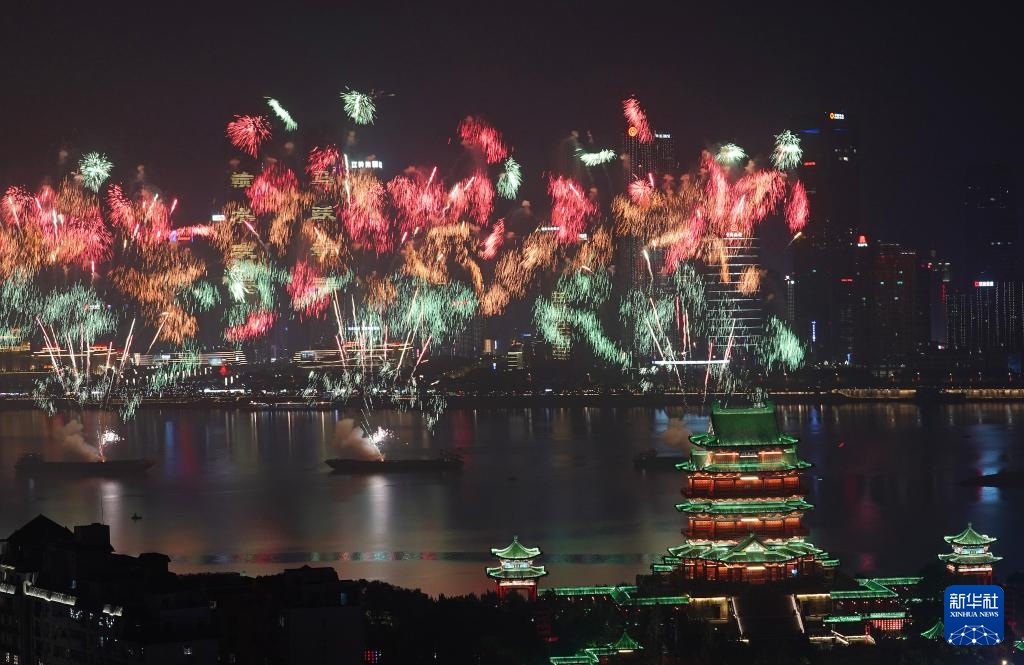 江西南昌：烟花晚会迎新春