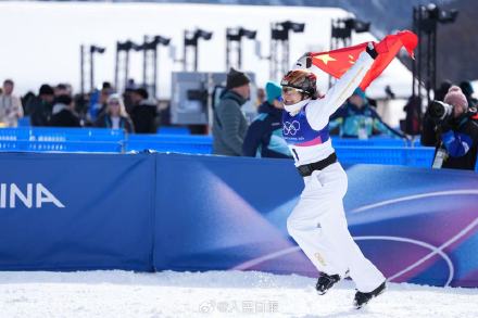 徐梦桃举国旗飞奔