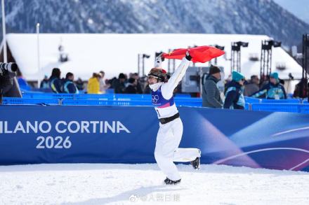 徐梦桃举国旗飞奔