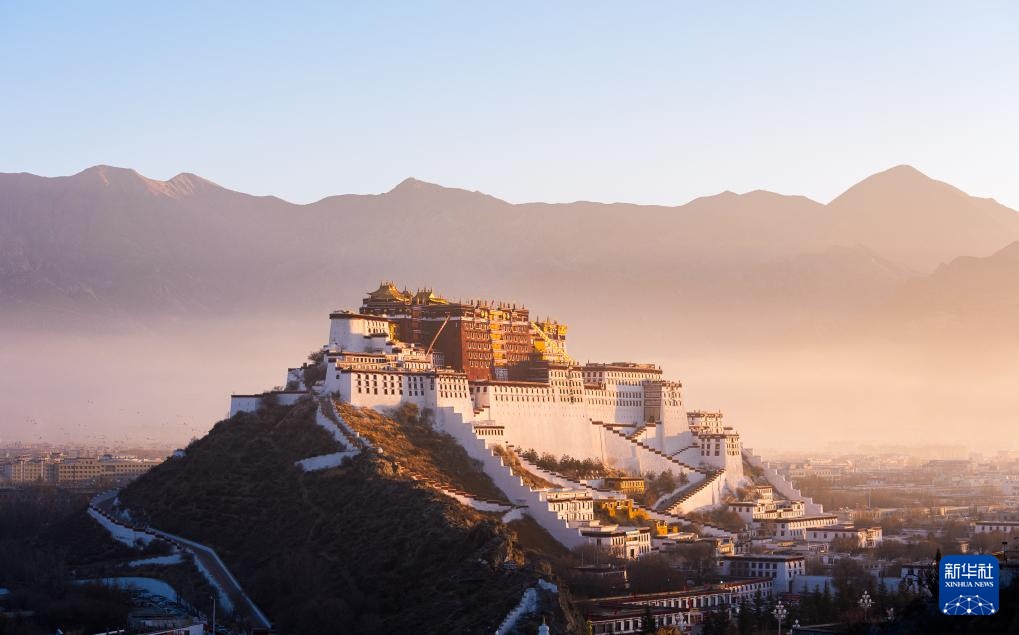 拉萨：新年晨光中的布达拉宫