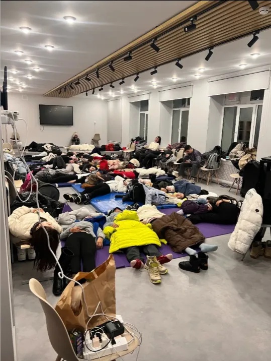 多位中国游客因道路积雪被困俄罗斯“极光村” 超40小时,有人被安置在学校 多位中国游客因道路积雪被困俄罗斯“极光村” 超40小时,有人被安置在学校