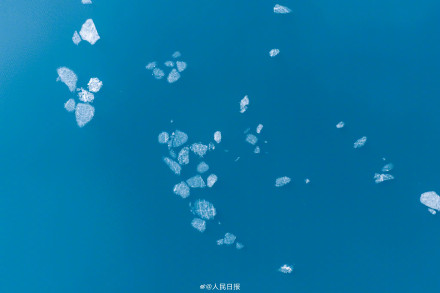 可以当壁纸！新疆白沙湖冰面融化景观