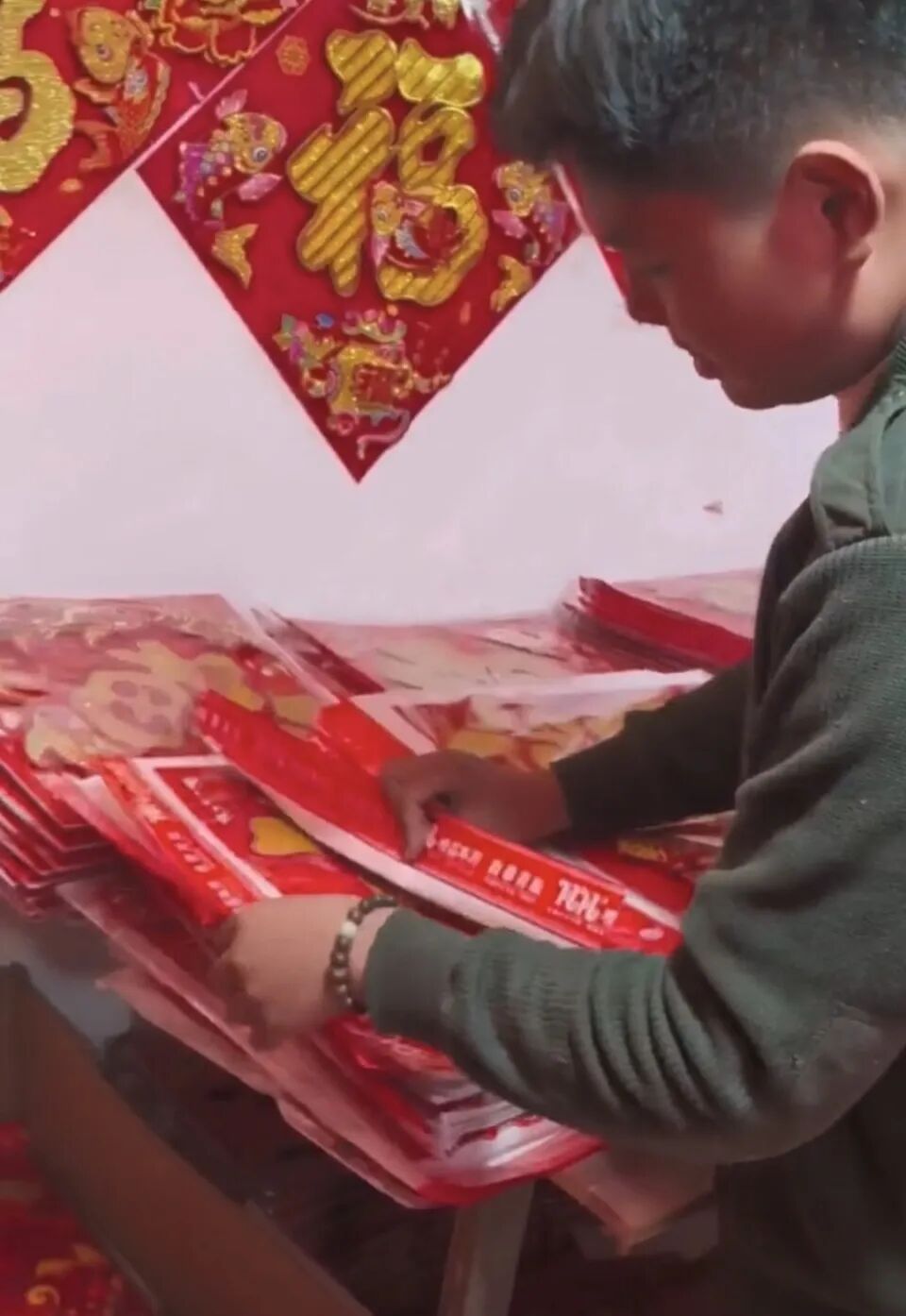 山东招远替患病母亲摆摊卖春联14岁姐弟系龙凤胎,父亲患癌离世,母亲发声 山东招远替患病母亲摆摊卖春联14岁姐弟系龙凤胎,父亲患癌离世,母亲发声