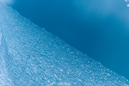 可以当壁纸！新疆白沙湖冰面融化景观