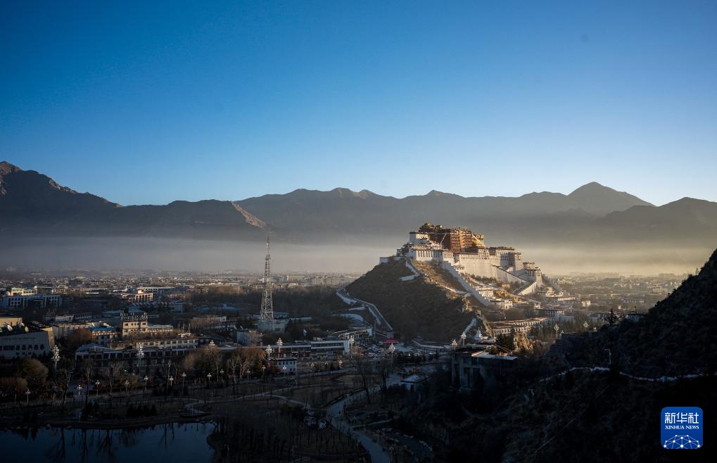 拉萨：新年晨光中的布达拉宫