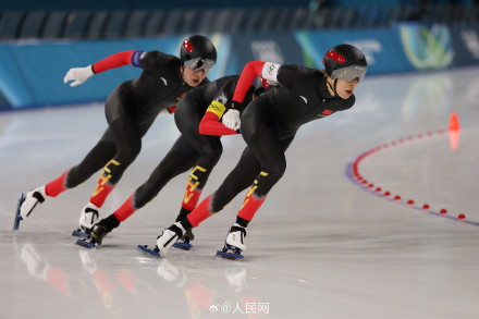 祝贺！中国男团速滑追逐铜牌
