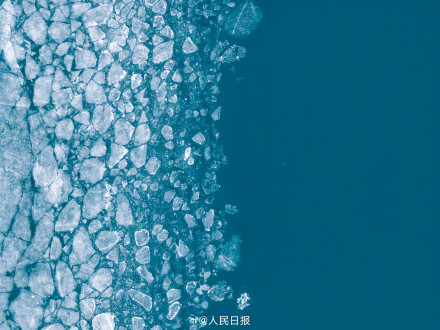 可以当壁纸！新疆白沙湖冰面融化景观