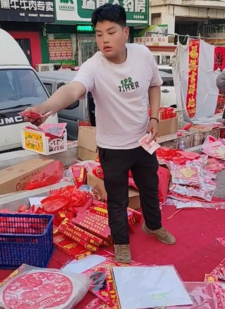 山东招远替患病母亲摆摊卖春联14岁姐弟系龙凤胎,父亲患癌离世,母亲发声 山东招远替患病母亲摆摊卖春联14岁姐弟系龙凤胎,父亲患癌离世,母亲发声