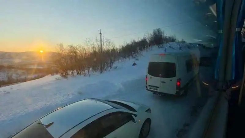 多位中国游客因道路积雪被困俄罗斯“极光村” 超40小时,有人被安置在学校 多位中国游客因道路积雪被困俄罗斯“极光村” 超40小时,有人被安置在学校