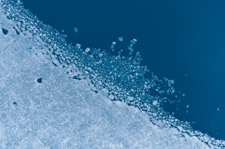 可以当壁纸！新疆白沙湖冰面融化景观