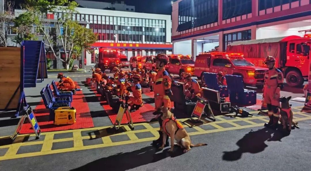 深夜，云南发生地震，当地消防救援机动支队立即启动应急响应