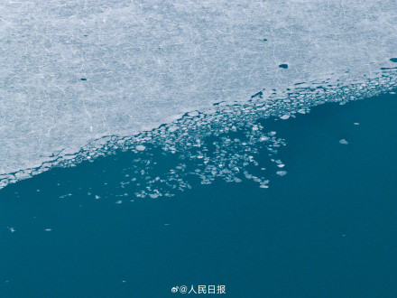 可以当壁纸！新疆白沙湖冰面融化景观