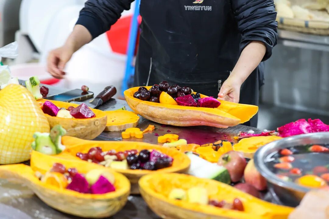 “新年餐”“大红包”安排上了！黔灵山公园动物欢乐闹新春