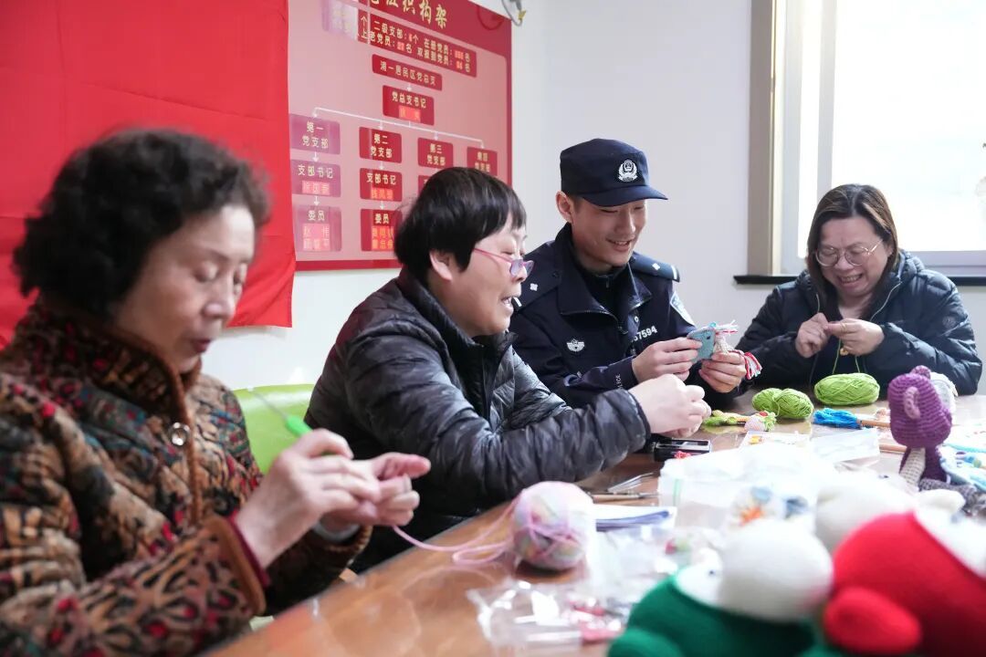 让人破防！妈妈装成“食堂阿姨”，赶赴上海为“00后”新警送年夜饭