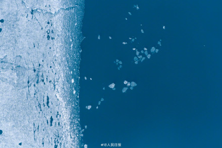 可以当壁纸！新疆白沙湖冰面融化景观