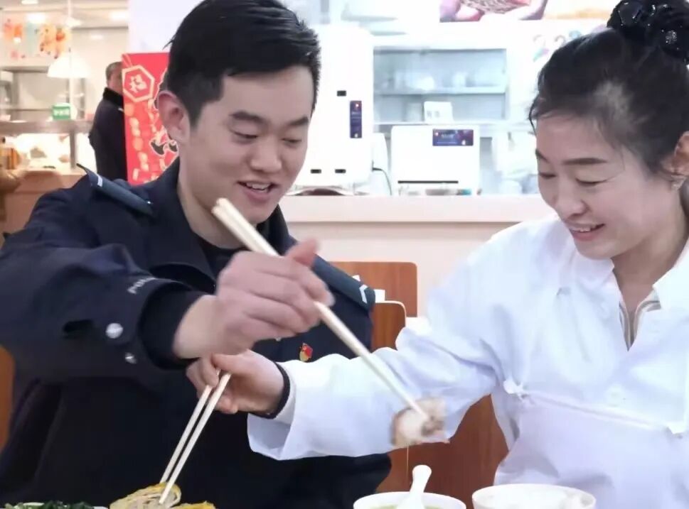 让人破防！妈妈装成“食堂阿姨”，赶赴上海为“00后”新警送年夜饭